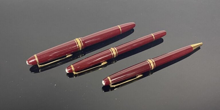MONTBLANC, Meisterstück - Parure de 3 stylos en résine bordeaux et attributs en…