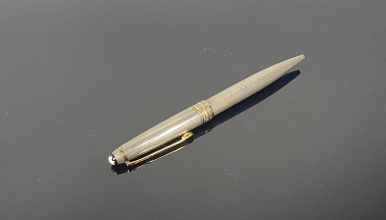 MONTBLANC, Meisterstück - Stylo à bille rétractable en argent (925) à décor gui…