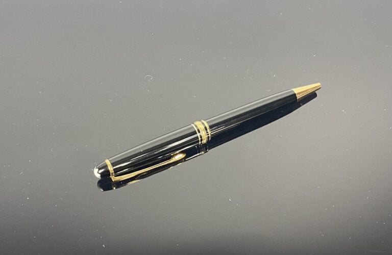 MONTBLANC, Meisterstück - Stylo à bille rétractable en résine noire et attribut…