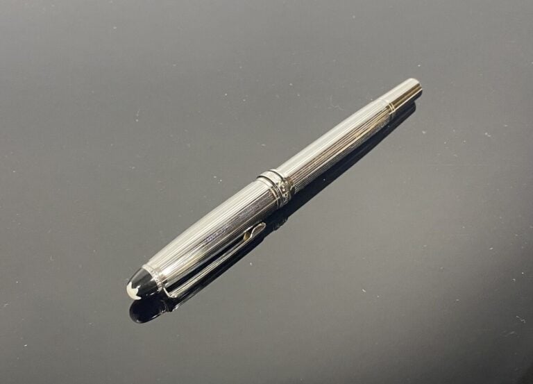 MONTBLANC, Meisterstück - Stylo bille en métal chromé à décor rainuré - L : 13.…