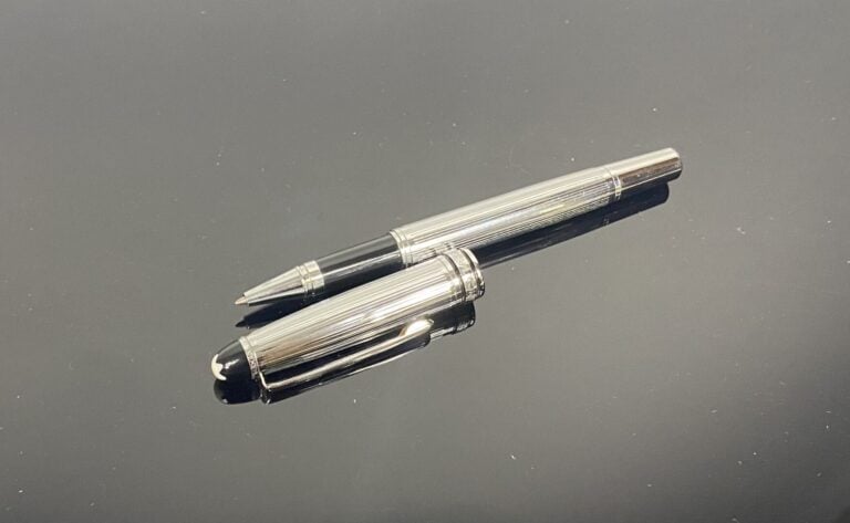 MONTBLANC, Meisterstück - Stylo bille en métal chromé à décor rainuré - L : 13.…