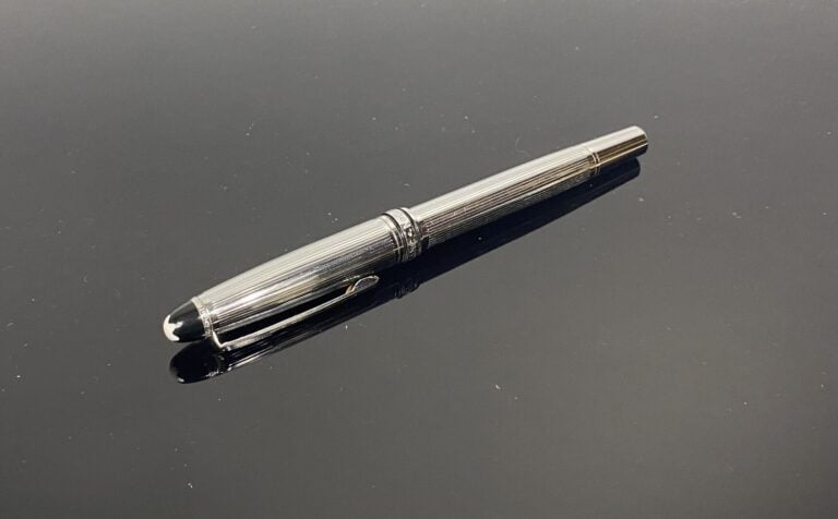 MONTBLANC, Meisterstück - Stylo bille en métal chromé à décor rainuré - L : 13.…