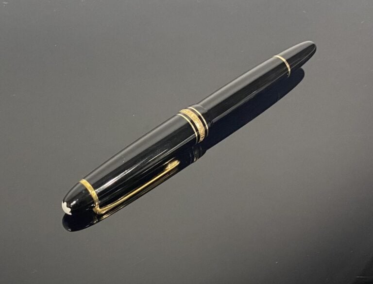 MONTBLANC, Meisterstuck - Stylo bille en résine noire, agrafe et anneaux en mét…