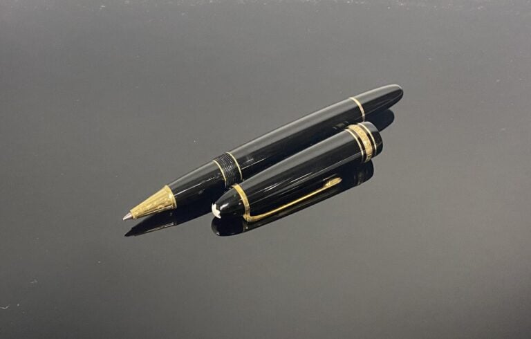 MONTBLANC, Meisterstuck - Stylo bille en résine noire, agrafe et anneaux en mét…