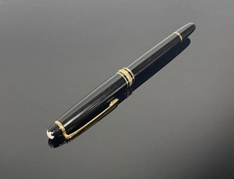 MONTBLANC, Meisterstuck - Stylo plume en résine noire, agrafe et anneaux en mét…