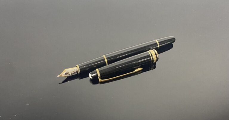 MONTBLANC, Meisterstuck - Stylo plume en résine noire, agrafe et anneaux en mét…