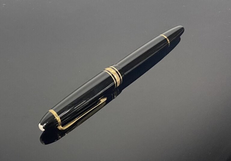 MONTBLANC, Meisterstuck - Stylo plume en résine noire, agrafe et anneaux en mét…