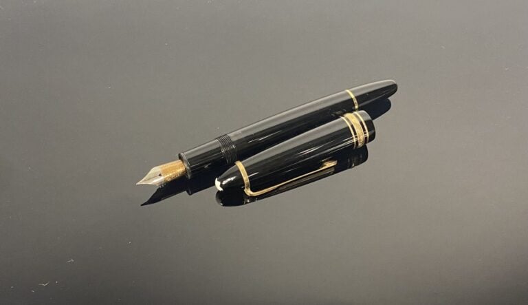 MONTBLANC, Meisterstuck - Stylo plume en résine noire, agrafe et anneaux en mét…