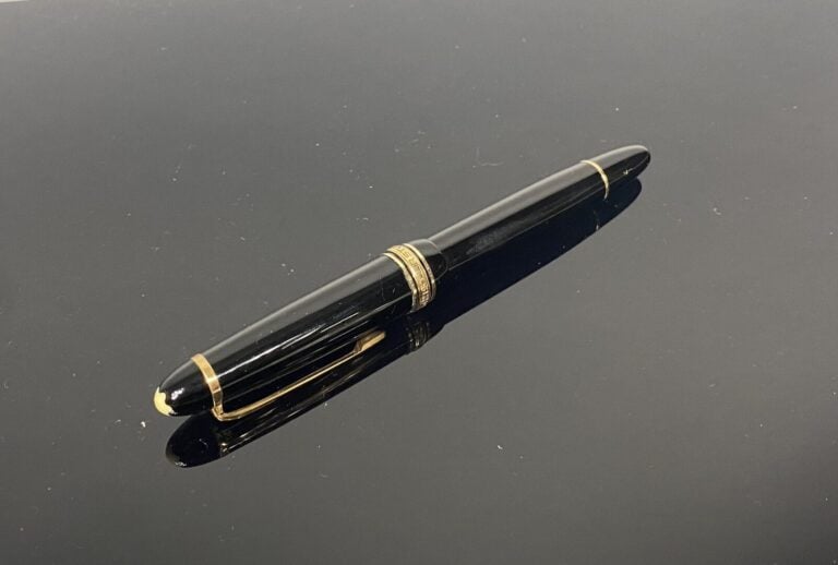 MONTBLANC, Meisterstück - Stylo plume en résine noire et attributs en métal dor…