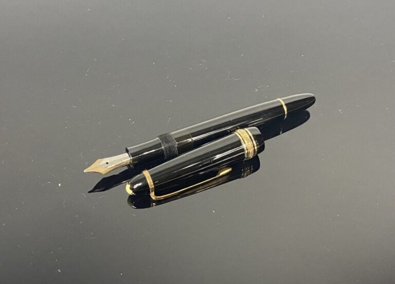 MONTBLANC, Meisterstück - Stylo plume en résine noire et attributs en métal dor…