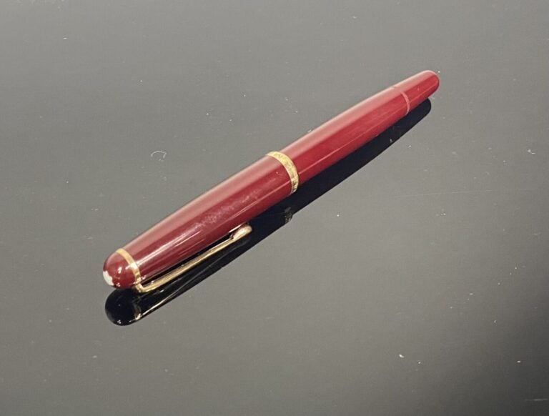 MONTBLANC, n°342 - Stylo plume en résine bordeaux et attributs en métal doré -…