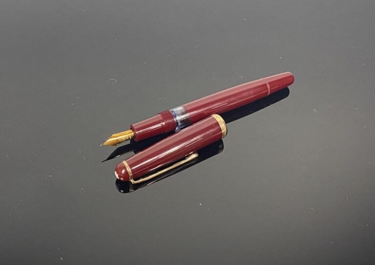 MONTBLANC, n°342 - Stylo plume en résine bordeaux et attributs en métal doré -…