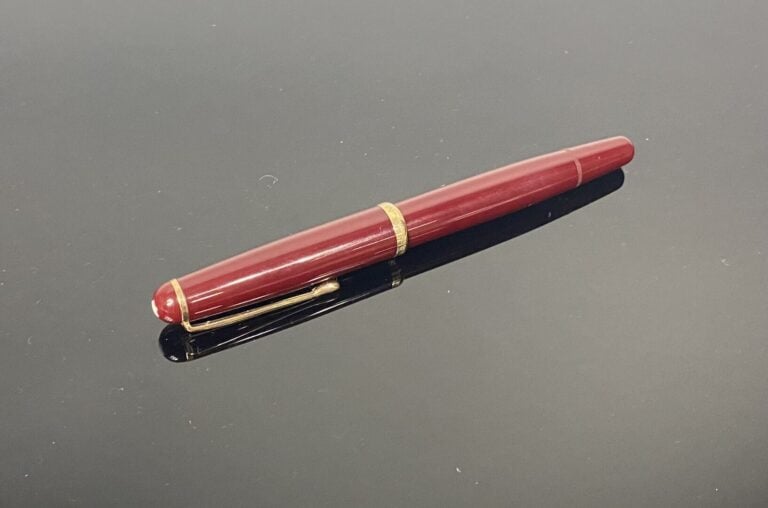 MONTBLANC, n°342 - Stylo plume en résine bordeaux et attributs en métal doré -…