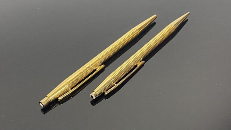 MONTBLANC, Noblesse - Parure comprenant un stylo à bille rétractable, gravé, et…