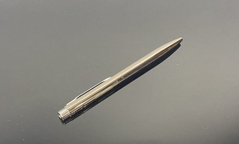 MONTBLANC - Stylo à bille rétractable en métal brossé noirci, le corps à pans -…