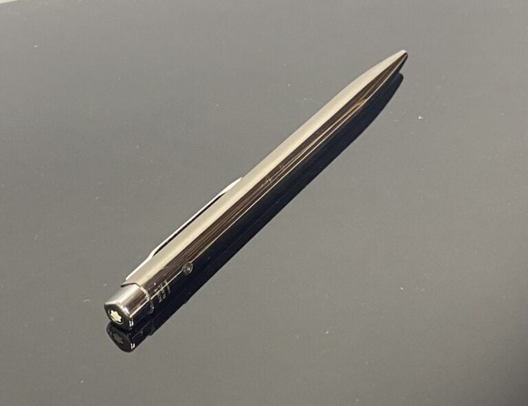 MONTBLANC - Stylo à bille rétractable en métal brossé noirci, le corps à pans -…
