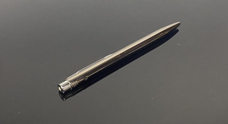 MONTBLANC - Stylo à bille rétractable en métal brossé noirci, le corps à pans -…