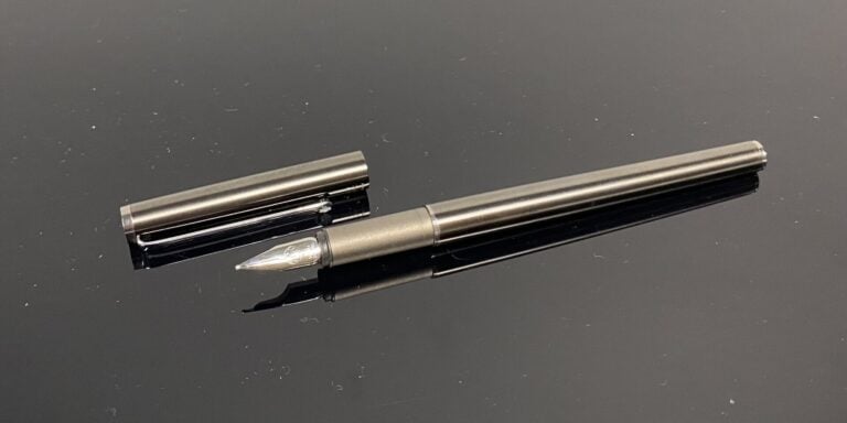 MONTBLANC - Stylo plume en métal brossé, attributs en métal chromé - L : 13.5 c…