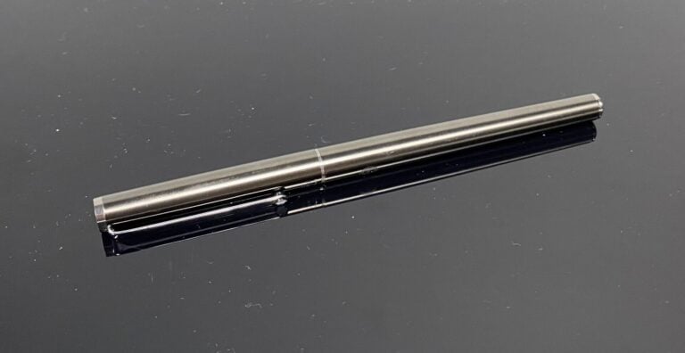 MONTBLANC - Stylo plume en métal brossé, attributs en métal chromé - L : 13.5 c…