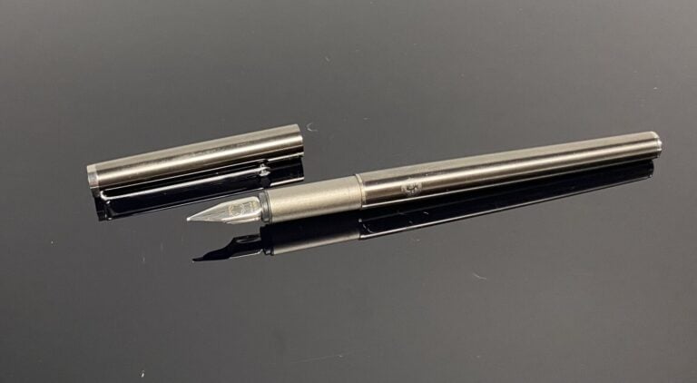 MONTBLANC - Stylo plume en métal brossé, attributs en métal chromé - L : 13.5 c…