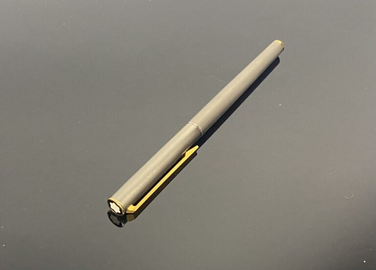 MONTBLANC - Stylo plume en métal brossé gris mordoré, agrafe en métal doré amat…
