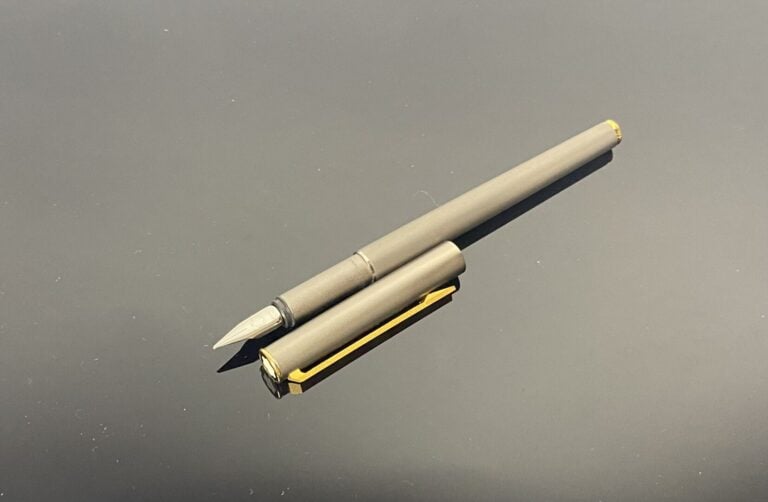 MONTBLANC - Stylo plume en métal brossé gris mordoré, agrafe en métal doré amat…