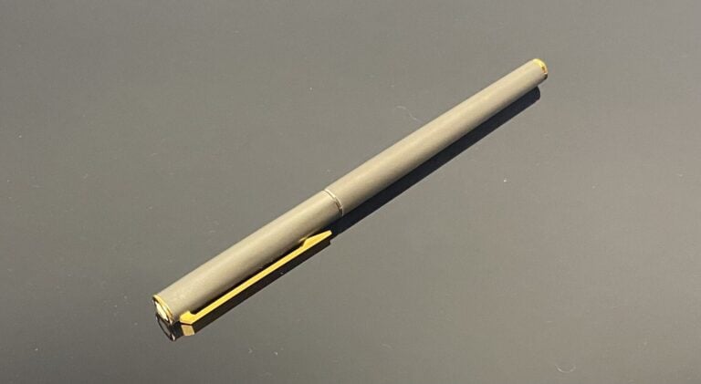 MONTBLANC - Stylo plume en métal brossé gris mordoré, agrafe en métal doré amat…