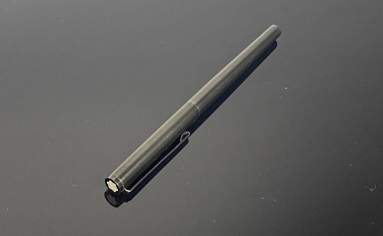 MONTBLANC - Stylo plume en métal brossé noirci, plume en or (585) - L : 13.5 cm…