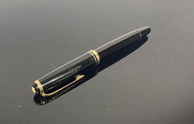 MONTBLANC - Stylo plume en résine noire et attributs en métal doré - Plume en o…