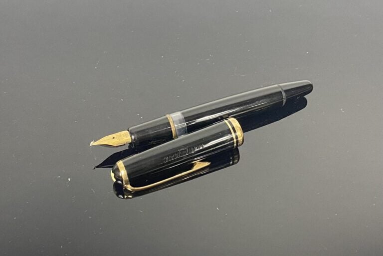 MONTBLANC - Stylo plume en résine noire et attributs en métal doré - Plume en o…