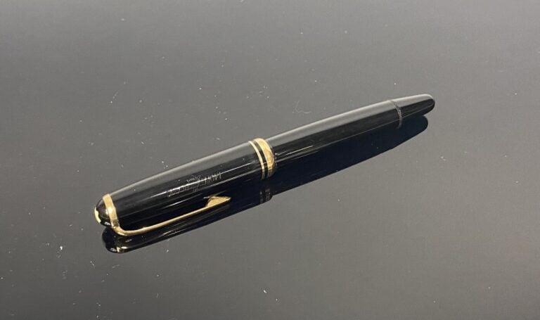MONTBLANC - Stylo plume en résine noire et attributs en métal doré - Plume en o…