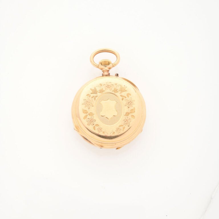 Montre de col en or jaune (750), le boîtier à décor de cartouche non chiffré da…