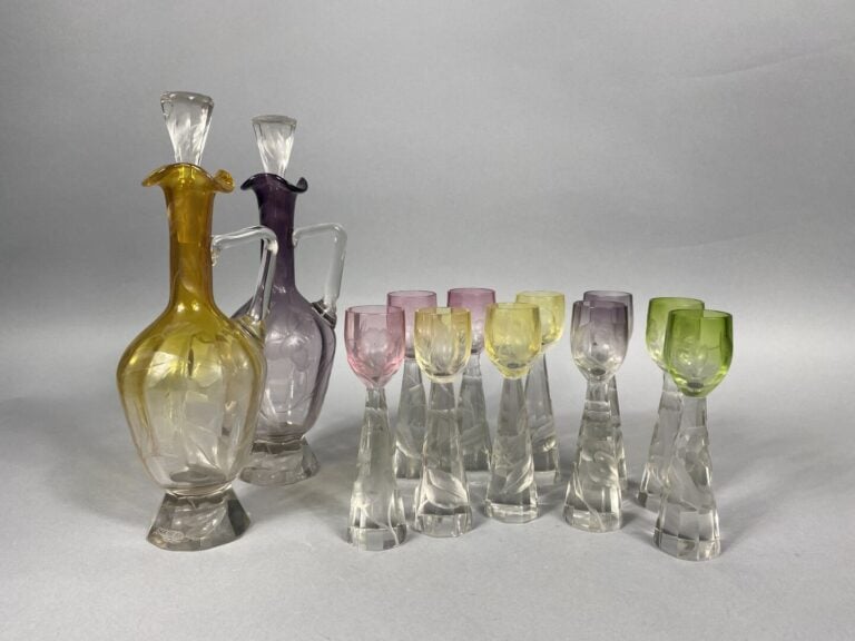 MOSER KARLSBAD - Deux carafes en verre coloré jaune ou violet facetté et ciselé…