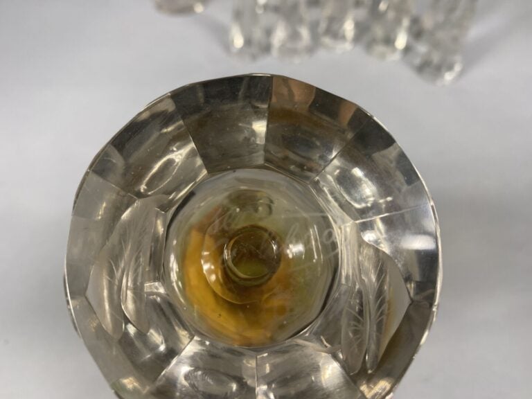 MOSER KARLSBAD - Deux carafes en verre coloré jaune ou violet facetté et ciselé…
