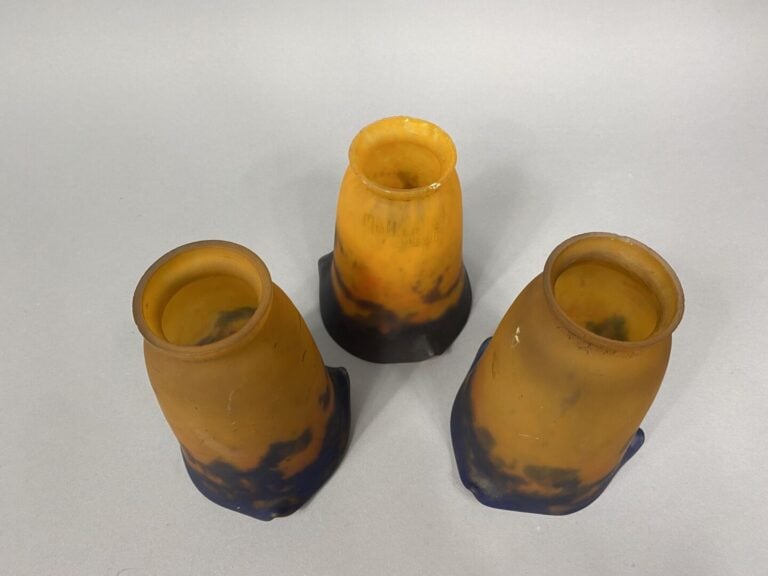 Muller Frères - Ensemble de trois tulipes en verre marmoréen dans les tons oran…