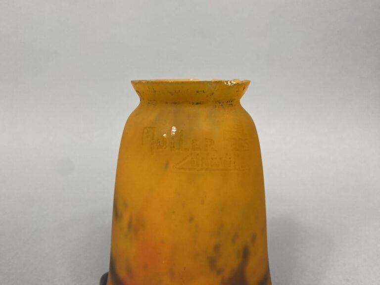 Muller Frères - Ensemble de trois tulipes en verre marmoréen dans les tons oran…