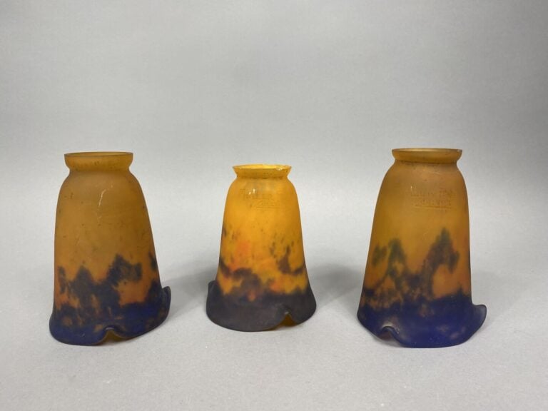 Muller Frères - Ensemble de trois tulipes en verre marmoréen dans les tons oran…