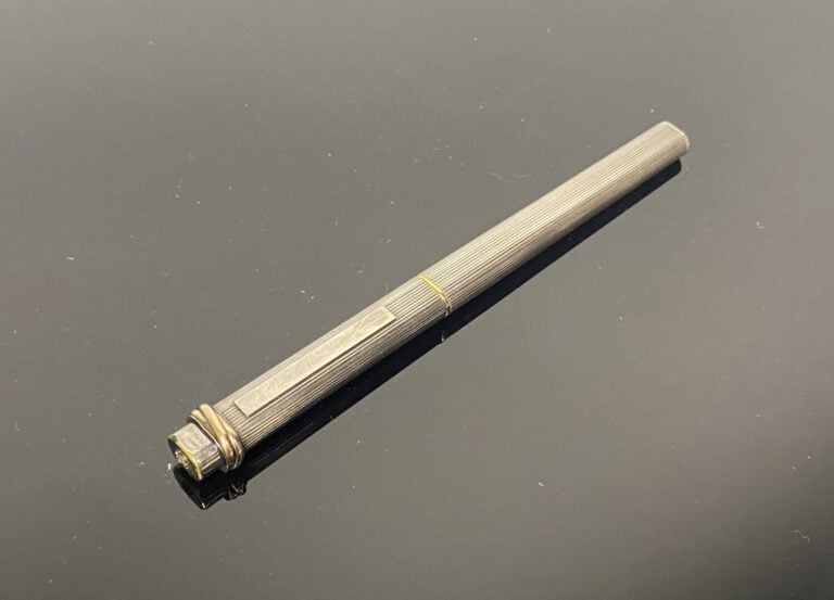 Must de CARTIER - Stylo bille Trinity modèle modèle Vendôme de section oblongue…