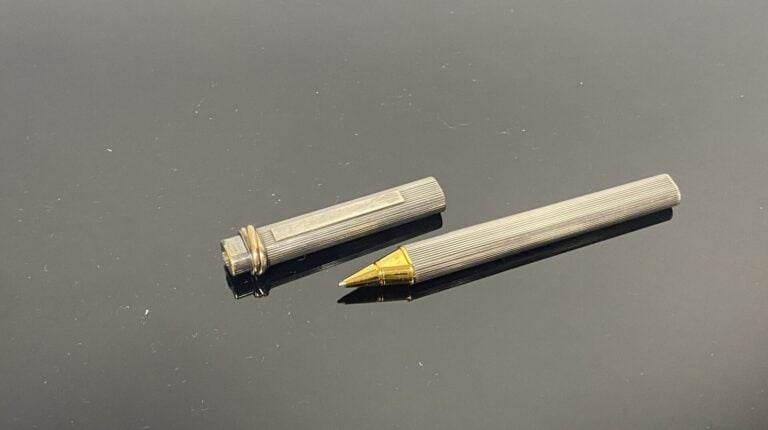 Must de CARTIER - Stylo bille Trinity modèle modèle Vendôme de section oblongue…