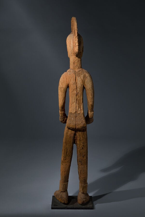 NIGERIA - Statue féminine de divinité appelée « Alusi » surmontée d'un large cr…