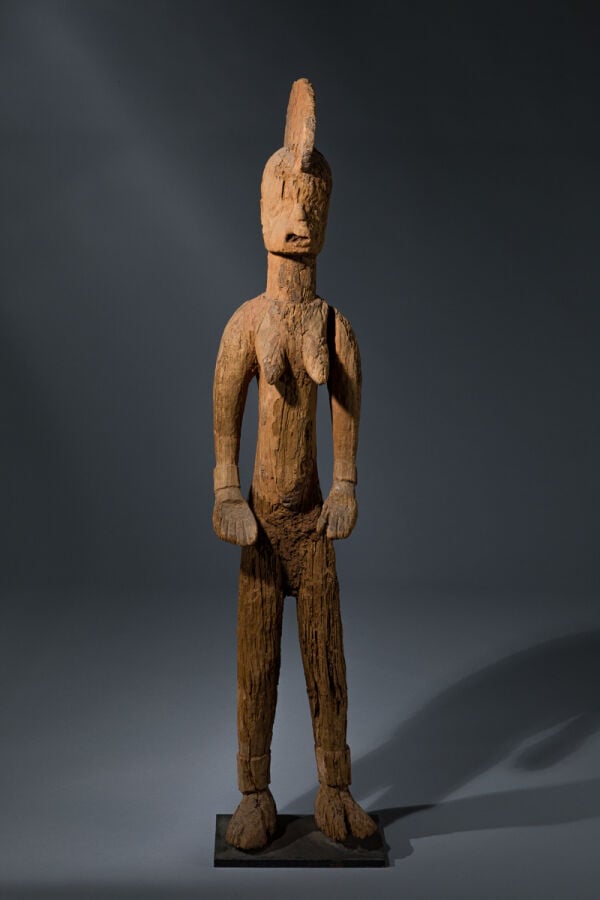 NIGERIA - Statue féminine de divinité appelée « Alusi » surmontée d'un large cr…