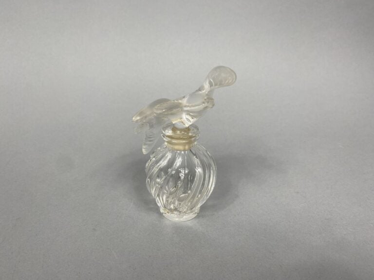 Nina Ricci - Lalique - "L'air du Temps", flacon en cristal incolore pressé moul…