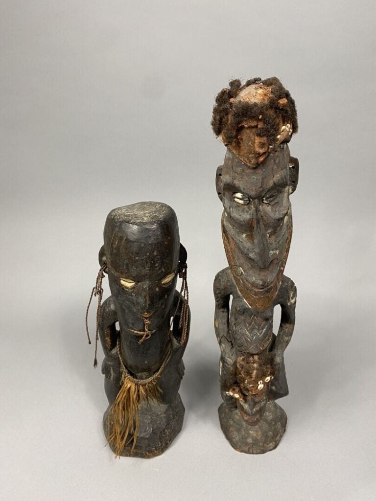 Océanie - Ensemble de deux statuettes, l'une en bois peint et sculpté représent…