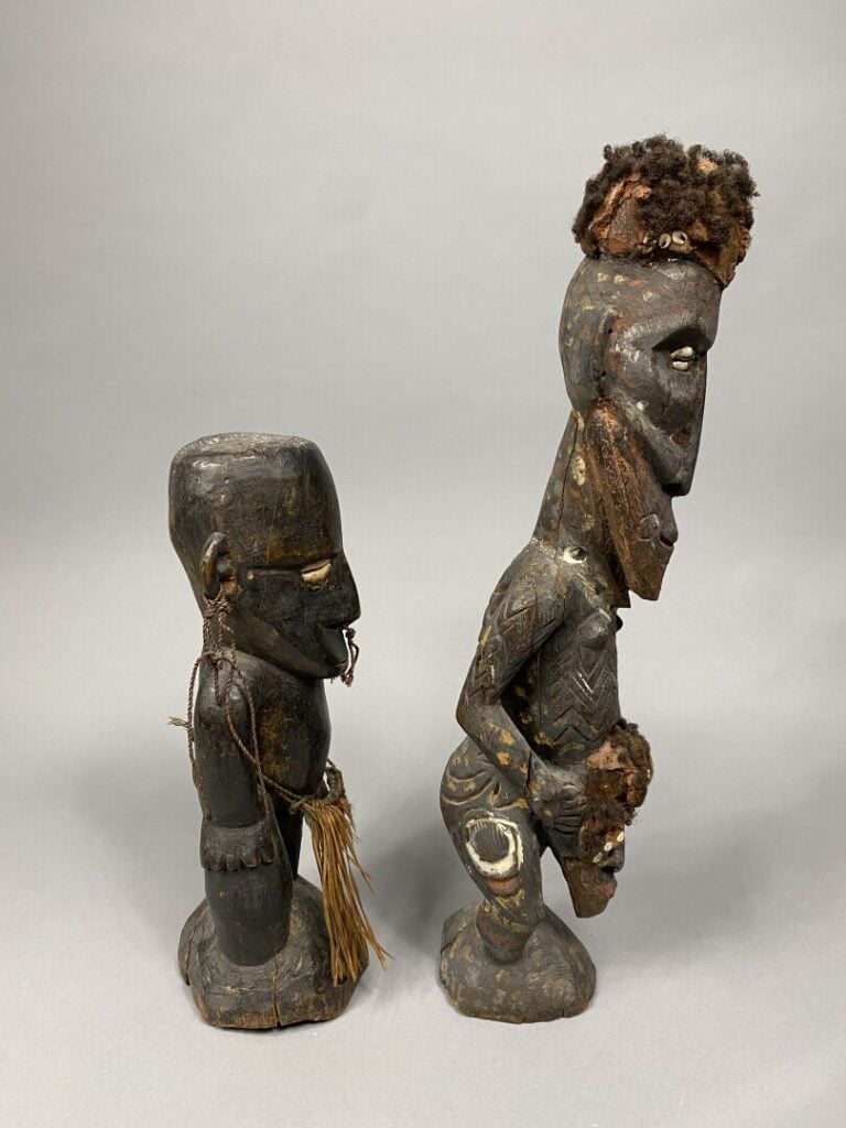 Océanie - Ensemble de deux statuettes, l'une en bois peint et sculpté représent…