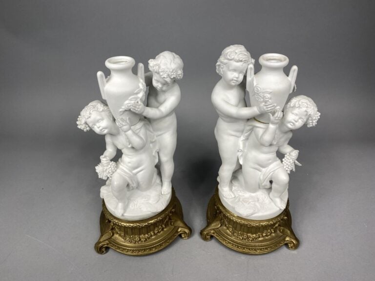 Paire de biscuits représentant une scène de bacchanale figurant deux petits Bac…
