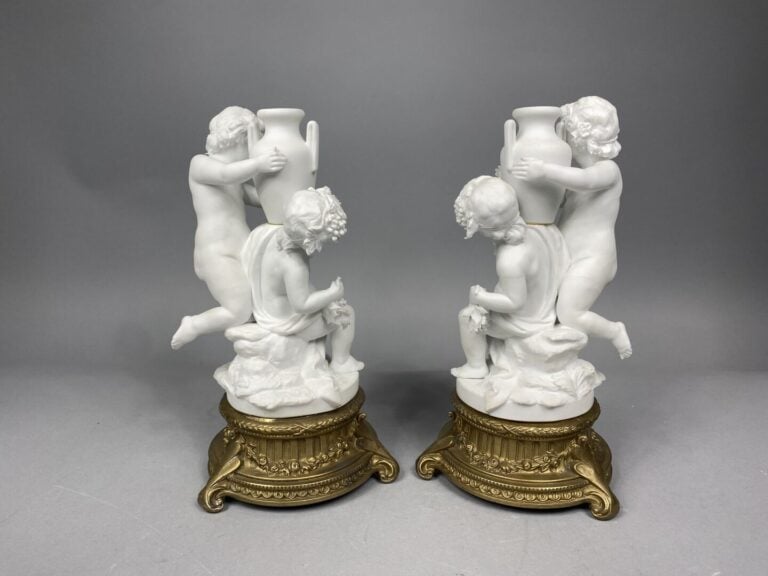 Paire de biscuits représentant une scène de bacchanale figurant deux petits Bac…