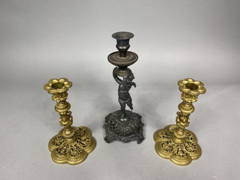 Paire de bougeoirs en bronze doré à décor de cariatides et base ajourée de fleu…