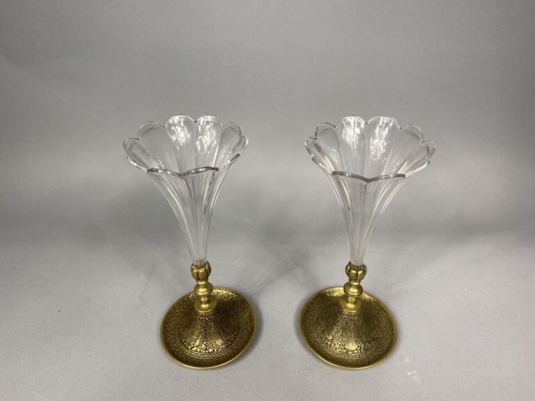 Paire de bougeoirs en laiton doré à décor gravé dans le goût Perse, volute en v…