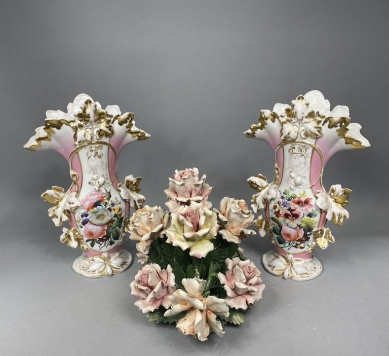 Paire de bouquets de mariées en porcelaine dans les tons doré et rose à décor f…