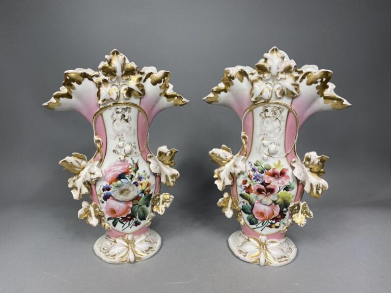 Paire de bouquets de mariées en porcelaine dans les tons doré et rose à décor f…